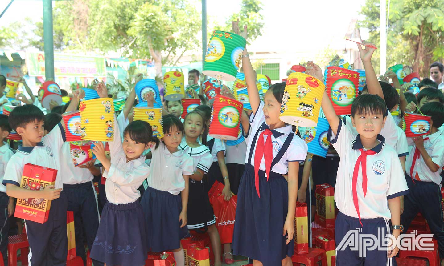 Các em học sinh Trường Tiểu học Tân Hòa Đông nhận quà trung thu từ Chương trình của Báo Ấp Bắc.