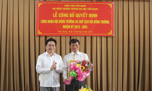 Đồng chí Trần Văn Dũng trao quyết định bổ nhiệm Chủ tịch Hội đồng Trường Đại học Tiền Giang cho Tiến sĩ Nguyễn Viết Thịnh.