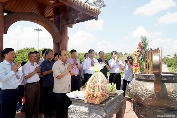 PM Nguyen Xuan Phuc pays tribute to martyrs at the Quang Tri Ancient Citadel on the occasion of their death anniversary (September 16). (Photo: VNA)  