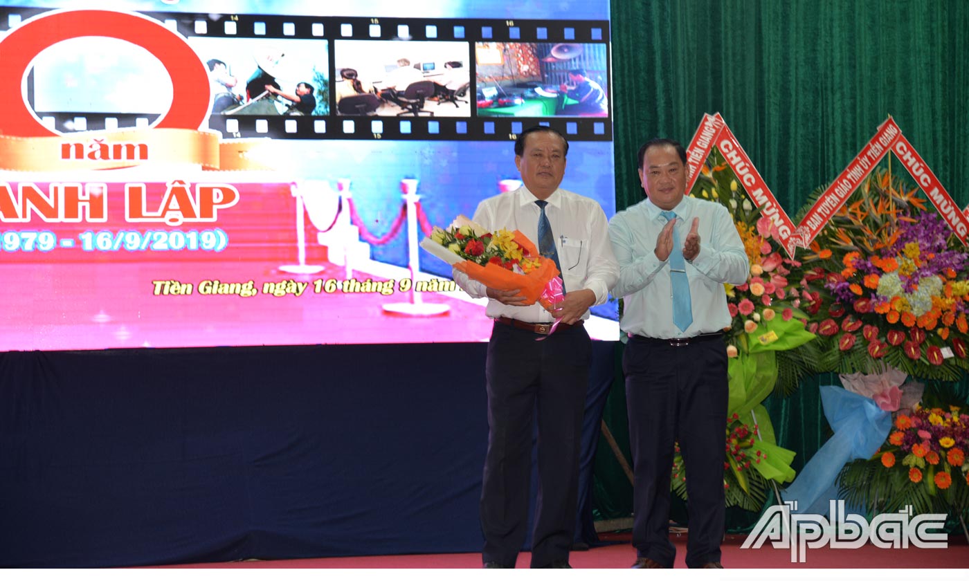 Giam1 đốc Đài PTTH Tiền Giang tặng hoa cho đồng chí Lê Văn Nghĩa, Phó Chủ tịch UBND tỉnh