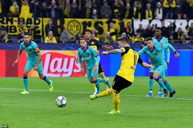 Marco Reus sút hỏng penlaty ở trận Dortmund hòa Barcelona.