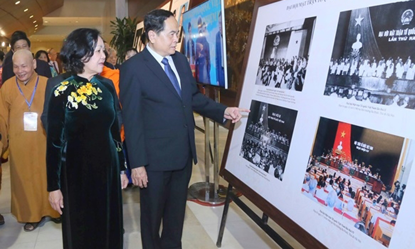  Delegates admiring photos on display at the exhibition (Photo: VGP)