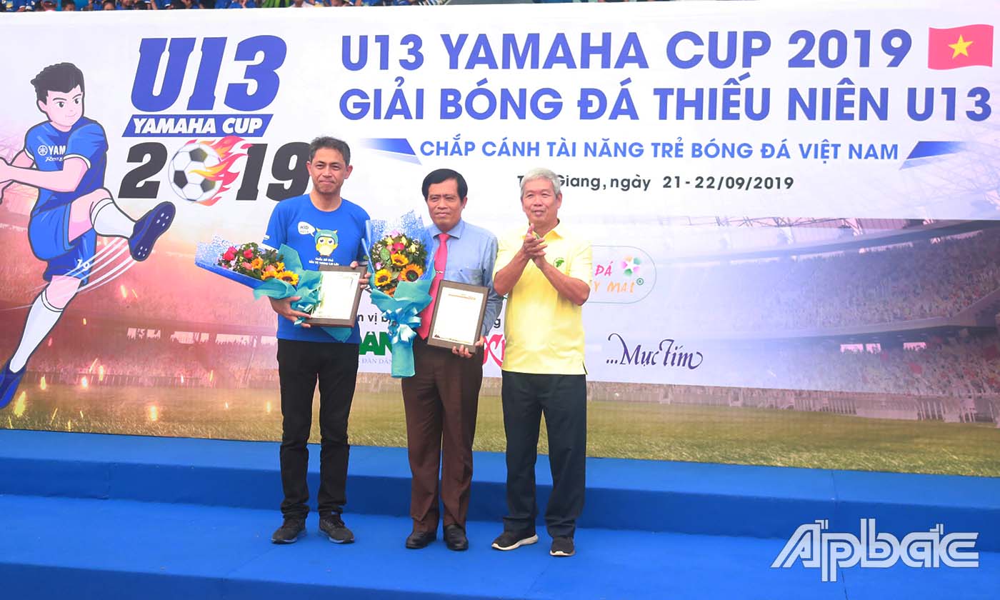 Đại diện Liên đoàn Bóng đá TP. Hồ Chí Minh tặng hoa cảm ơn Sở VH-TT&DL tỉnh Tiền Giang và Yamaha Việt Nam.