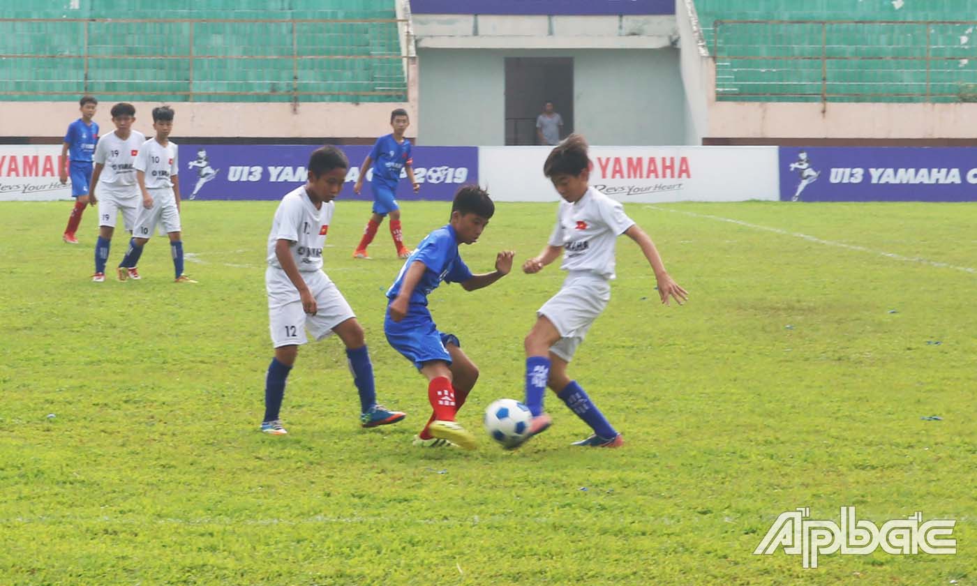 U13 Tiền Giang (áo xanh) và huyện Châu Thành (áo trắng) thi đấu ở trận khai mạc.