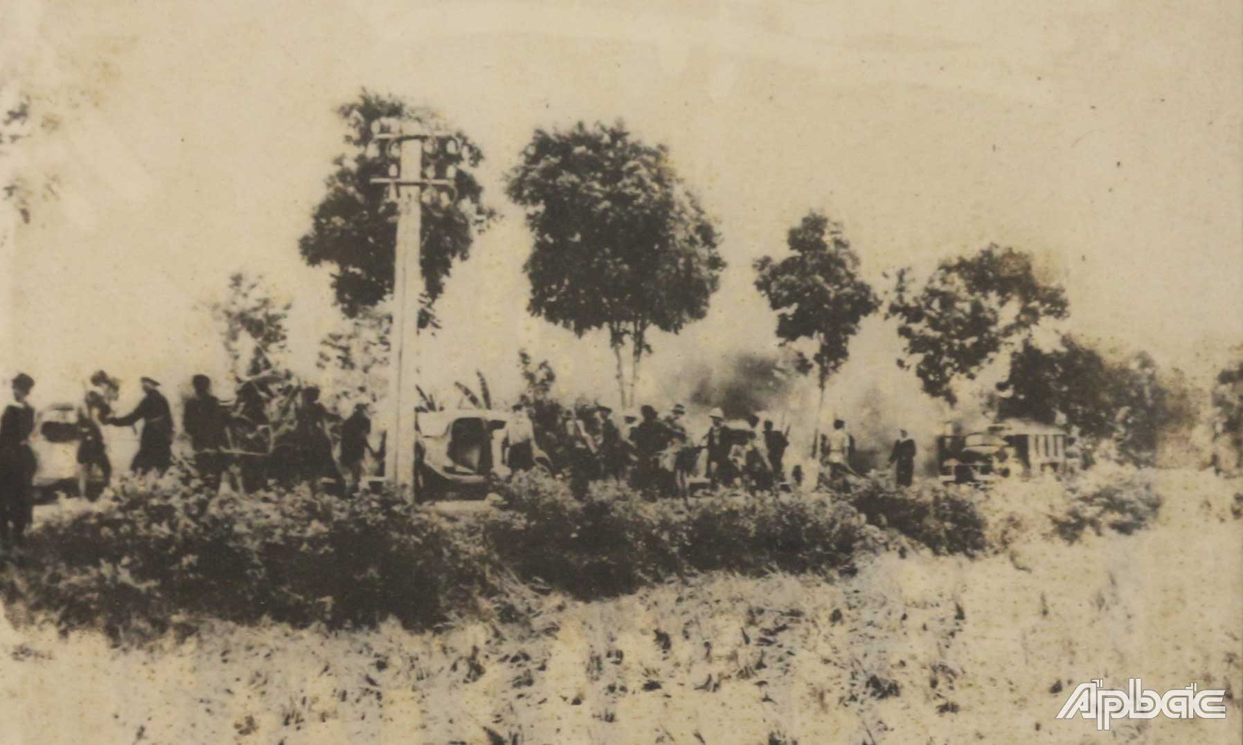 Trận phá xe quân Pháp ở xã Long Bình Điền (huyện Chợ Gạo) vào tháng 7-1947 của Tiểu đoàn 305 Mỹ Tho.                                                                                                                                                                            Ảnh: Tư liệu 