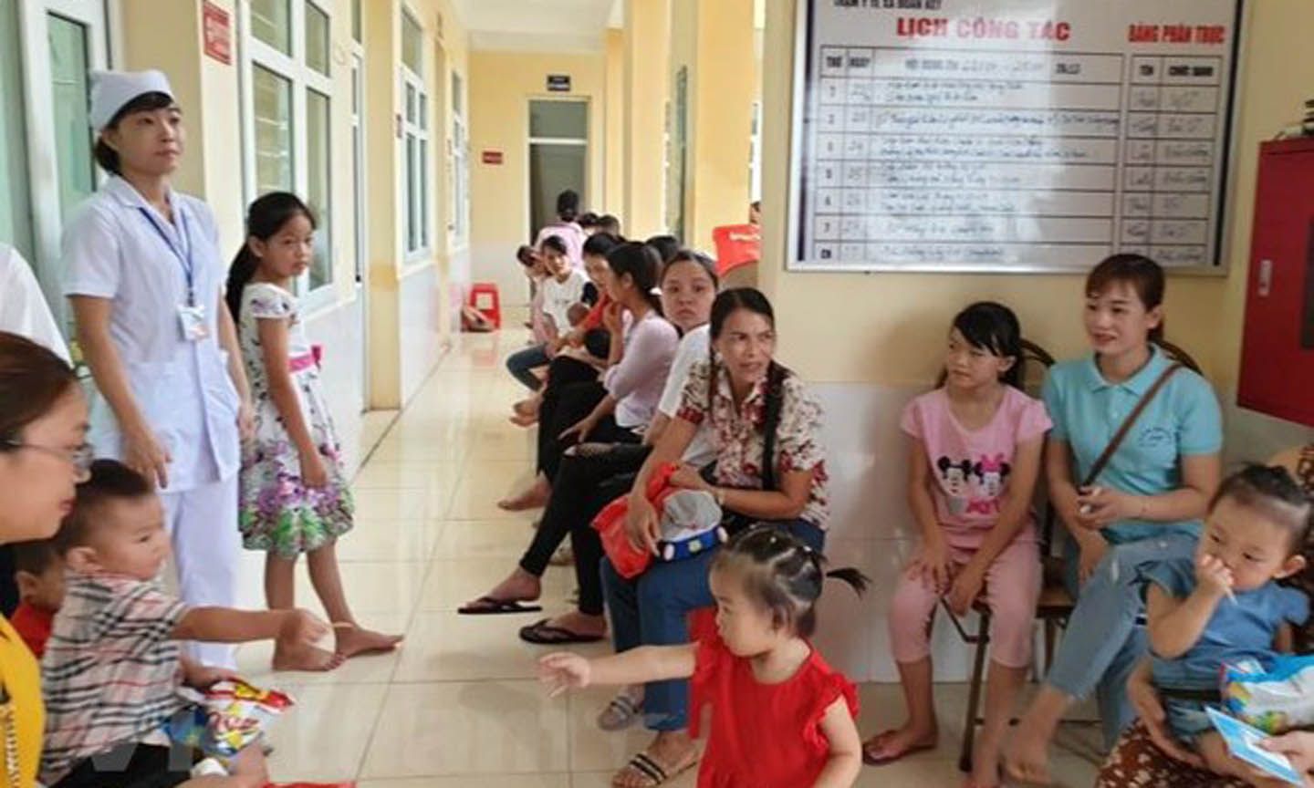 Người dân chờ khám bệnh tại Trạm y tế xã Đoàn Kết, huyện Vân Đồn, tỉnh Quảng Ninh. (Ảnh: PV/Vietnam+)