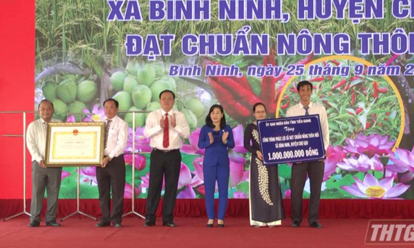 Alternate Member of the Party Central Committee, Head of the Tien Giang provincial Party Committee's Propaganda Department Chau Thi My Phuong and Vice Chairman of the Provincial People's Committee Pham Anh Tuan awards certificate to Huu Dao commune. Photo: thtg.vn