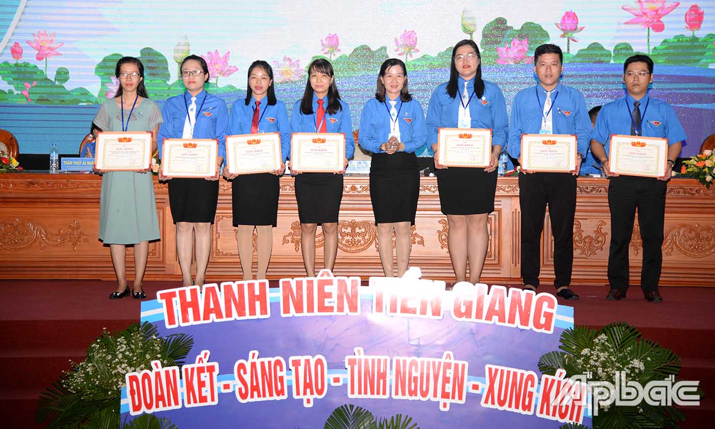 Chị Nguyễn Thị Mỹ Nương trao giấy khen cho các tập thể có thành tích xuất sắc.