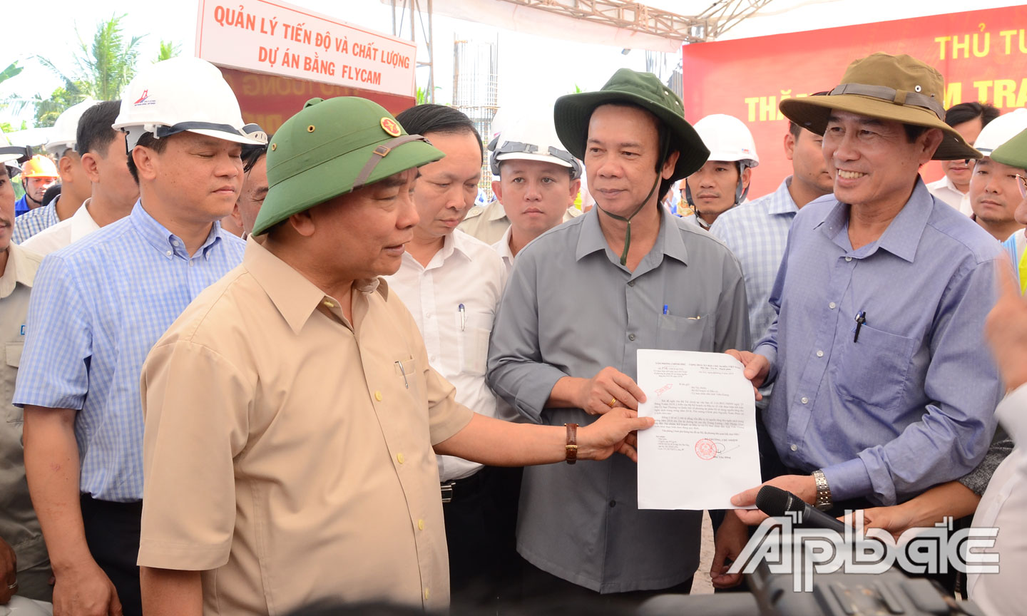 Thủ tướng Nguyễn Xuân đã trao văn bản của Thủ tướng Chính phủ cho lãnh đạo tỉnh Tiền Giang về việc bố trí nguồn vốn ngân sách nhà nước 2.186 tỷ đồng để thực hiện Dự án.