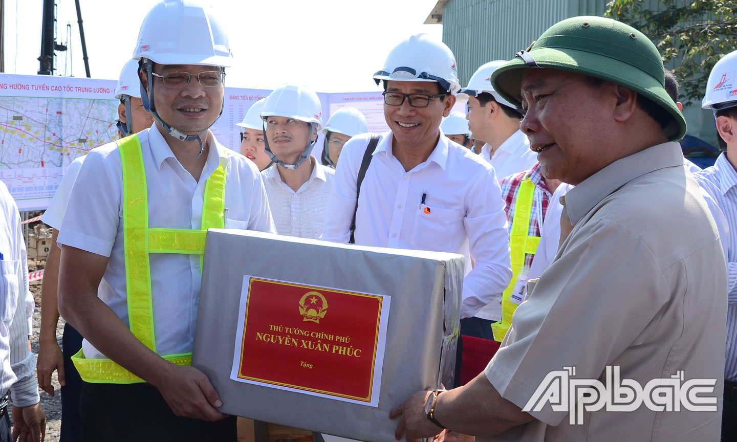 Thủ tướng Nguyễn Xuân Phúc tặng quà cho nhà đầu tư.