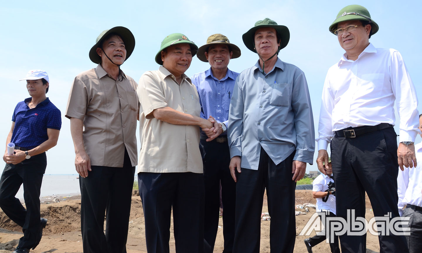 Thủ tướng Nguyễn Xuân Phúc khảo sát tình hình xói lở đê biển Gò Công.