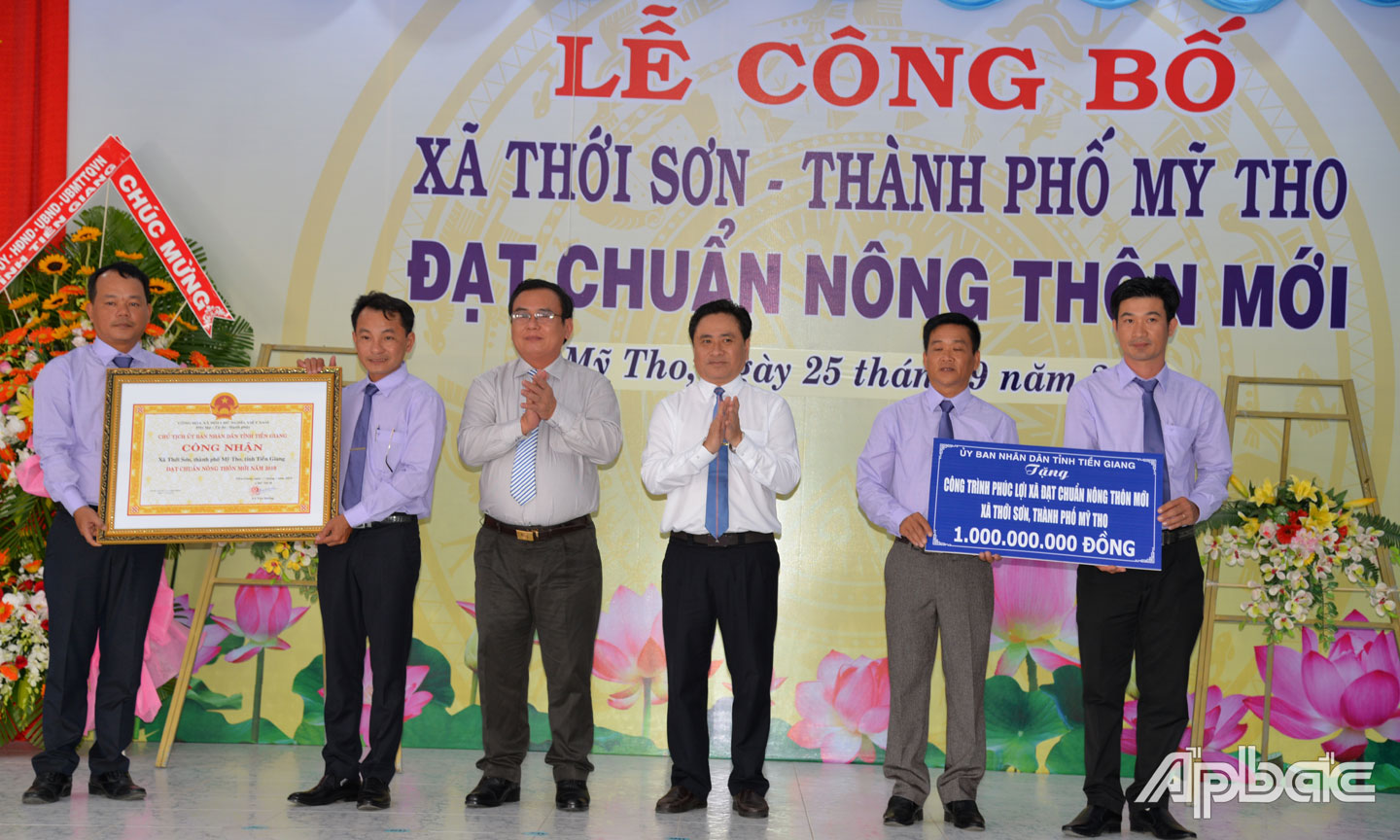 Đồng chí Võ Văn Bình và đồng chí Trần Văn Dũng trao Bằng công nhận  và Bảng tượng trưng tặng công trình phúc lợi 1 tỷ đồng cho xã NTM Thới Sơn.