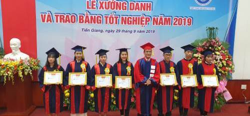  PGS.TS Võ Ngọc Hà trao Giấy khen cho sinh viên có thành tích học tập xuất sắc toàn khóa. 