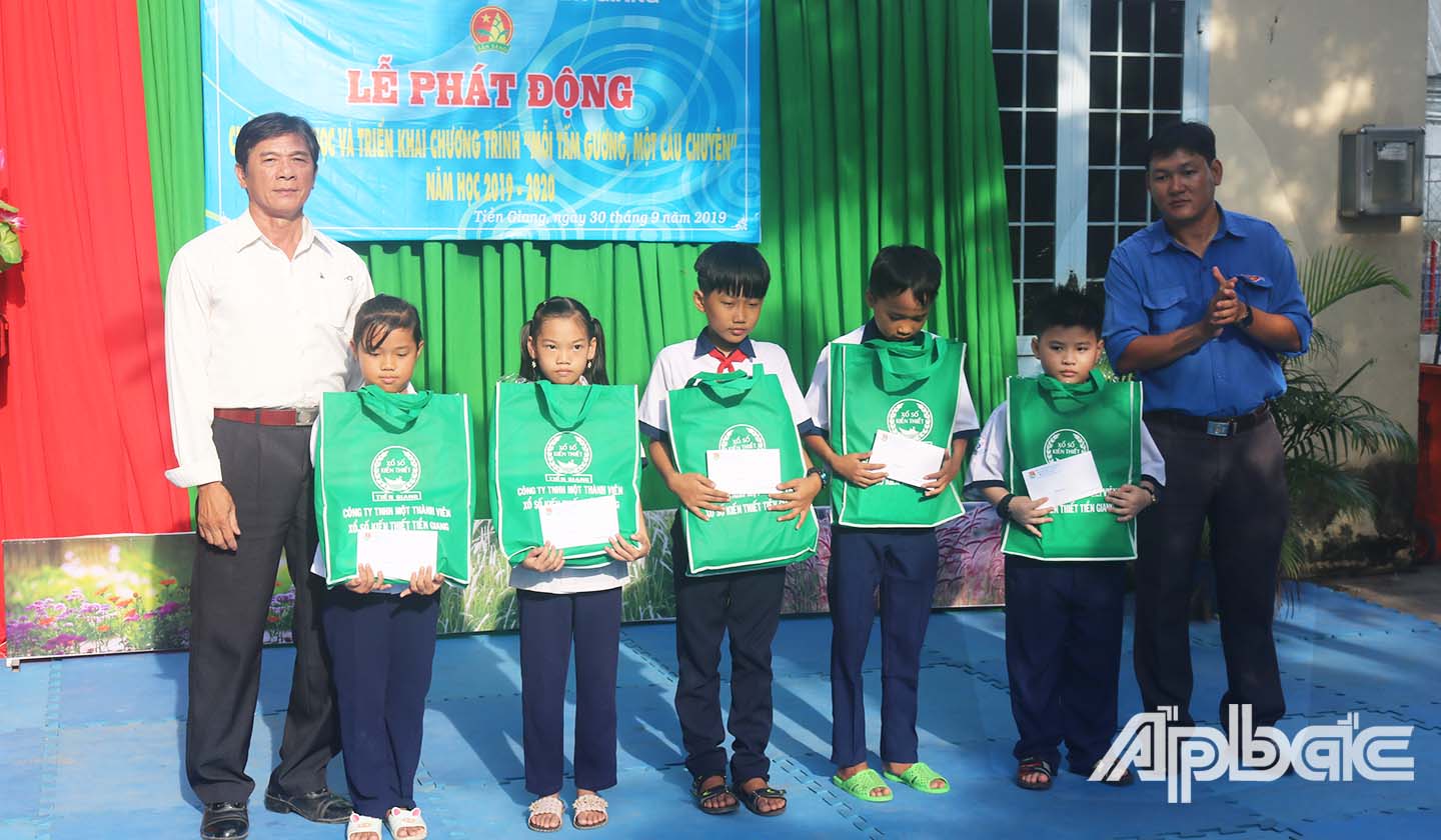 Huyện đoàn Cai Lây cũng đã tặng 5 phần quà cho các em học sinh vượt khó học tốt của Trường Tiểu học Bình Phú 1.