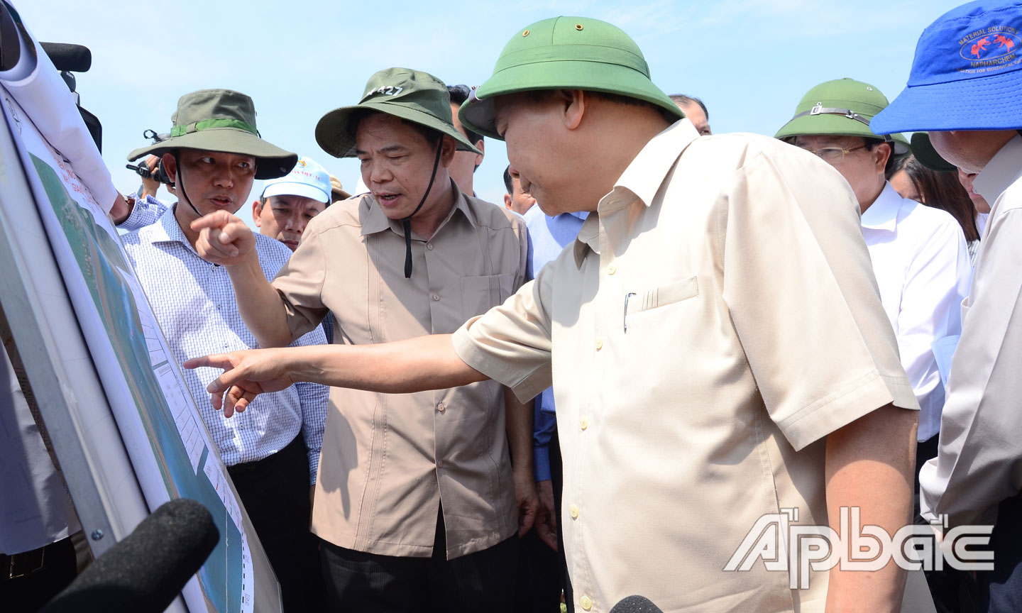 PM Nguyen Xuan Phuc surveys Go Cong sea dyke erosion in Tan Thanh commune, Go Cong Dong district, Tien Giang province