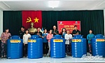 Trao 10 bồn chứa nước sạch cho hội viên phụ nữ Phú Tân