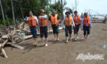 Chairman of the PPC Le Van Huong checks the situation of coastal erosion