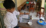 Cậu bé người Khmer chế máy lột vỏ trứng cút tự động