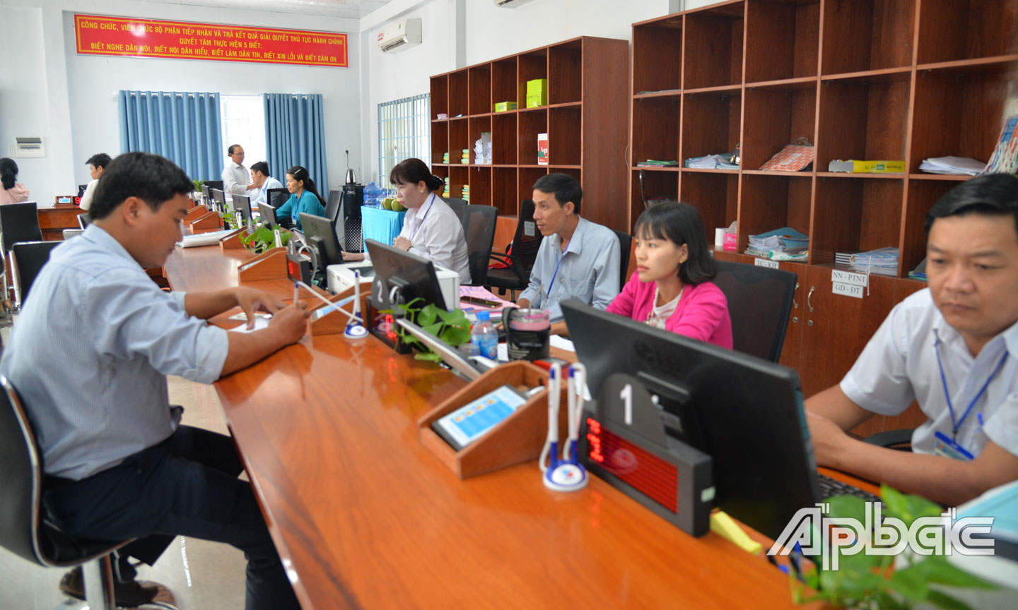 Người dân thực hiện TTHC tại Bộ phận Tiếp nhận và trả kết quả tập trung của huyện Cái Bè.