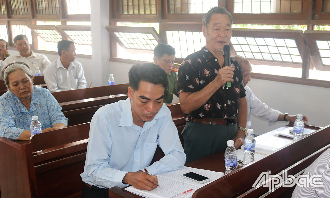 A voter in Thanh My commune raises his opinions during the meeting