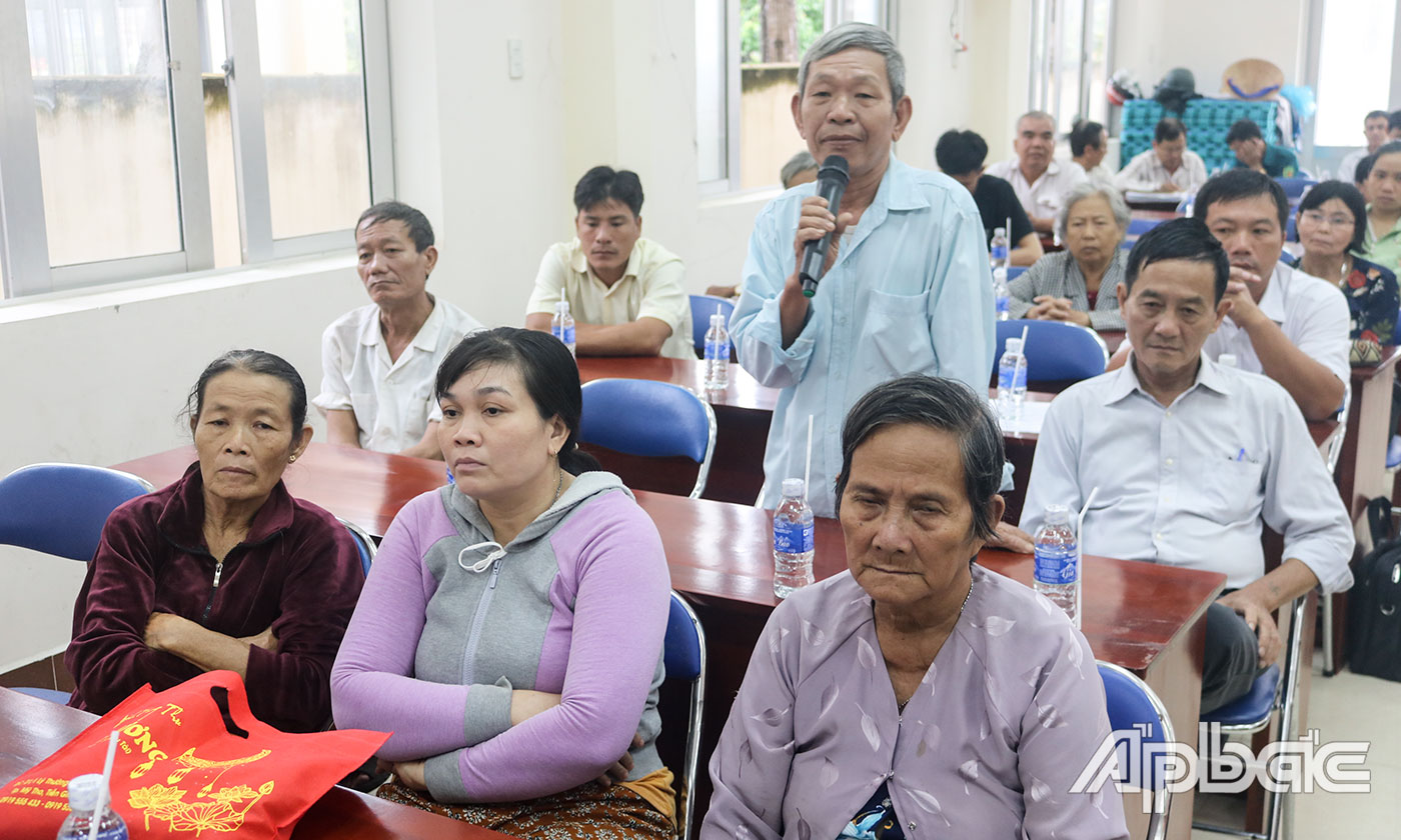 A voter in Thanh My commune raises his opinions during the meeting