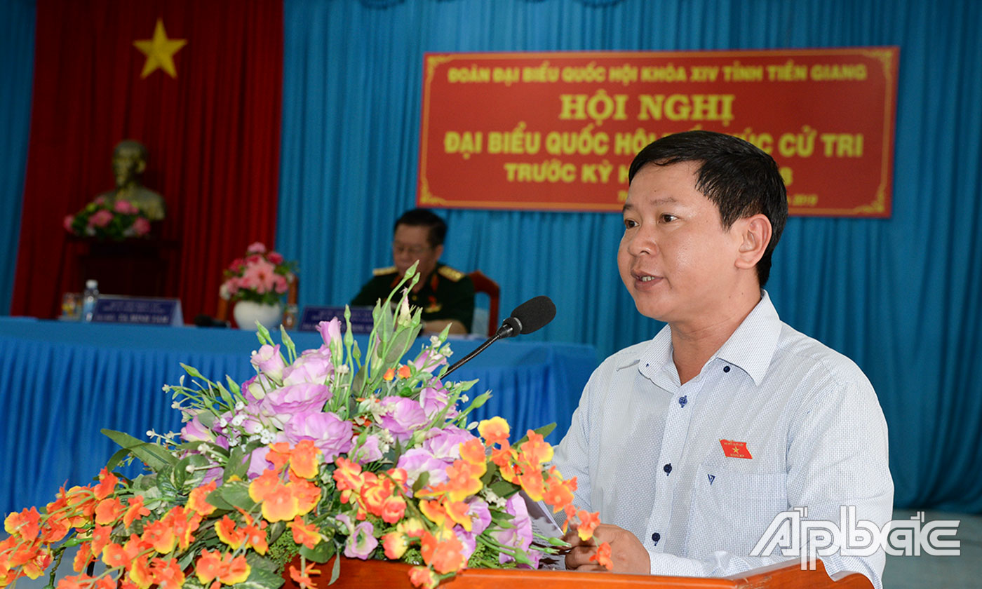  Deputy Ta Minh Tam speaks at the meeting.