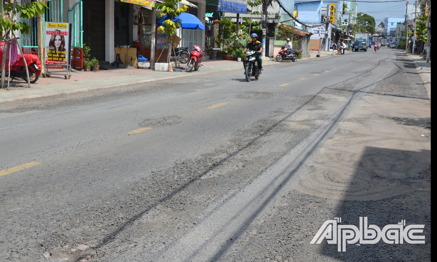 Mặt đường Nguyễn An Ninh bị hư hỏng.