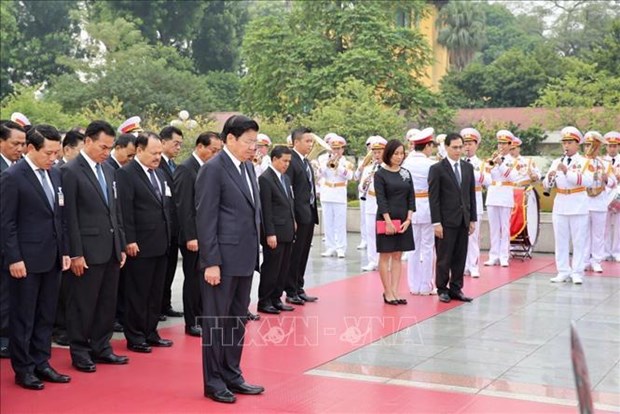 Lao PM concludes official visit to Vietnam hinh anh 1Lao Prime Minister Thongloun Sisoulith pays tribute to late President Ho Chi Minh at his mausoleum (Source: VNA)