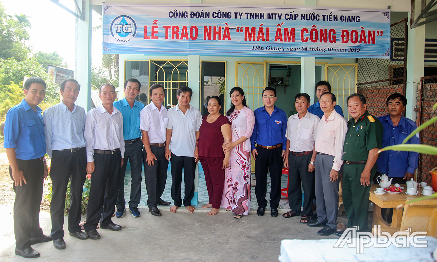 Công đoàn cơ sở Công ty TNHH MTV Cấp nước Tiền Giang trao “Mái ấm Công đoàn” cho gia đình anh Nguyễn Ngọc Tâm.