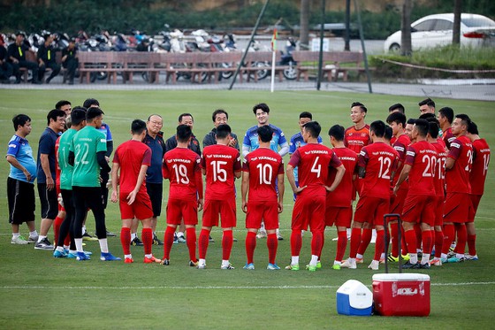 Một ngày sau khi đon 6 cầu thủ của CLB Hà Nội, đội tuyển đón tiếp Công Phượng vào ngày 7-10 đã làm cho sân tập chiều 7-10 sôi nổi hẳn