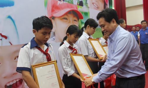 Phó Chủ tịch UBND tỉnh Trần Văn Dũng trao quà cho học sinh có hoàn cảnh khó khăn