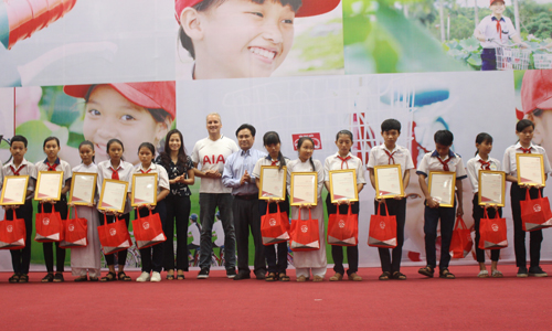 Phó Chủ tịch UBND tỉnh Trần Văn Dũng trao quà cho học sinh có hoàn cảnh khó khăn