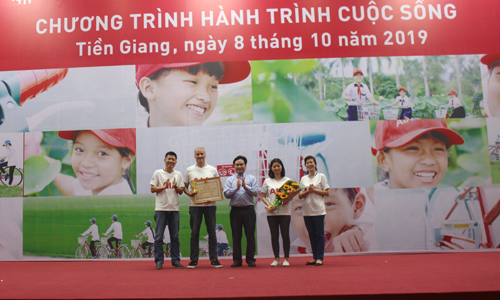 Phó Chủ tịch UBND tỉnh Trần Văn Dũng trao Bằng khen của UBND tỉnh đến Công ty Bảo hiểm nhân thọ AIA Việt Nam