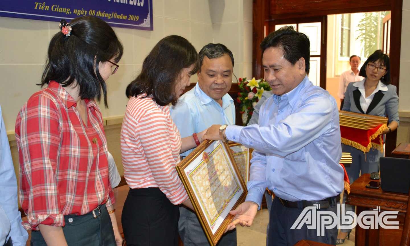Phó Chủ tịch UBND tỉnh Trần Văn Dũng tặng Bằng khen của UBND tỉnh cho các tập thể.