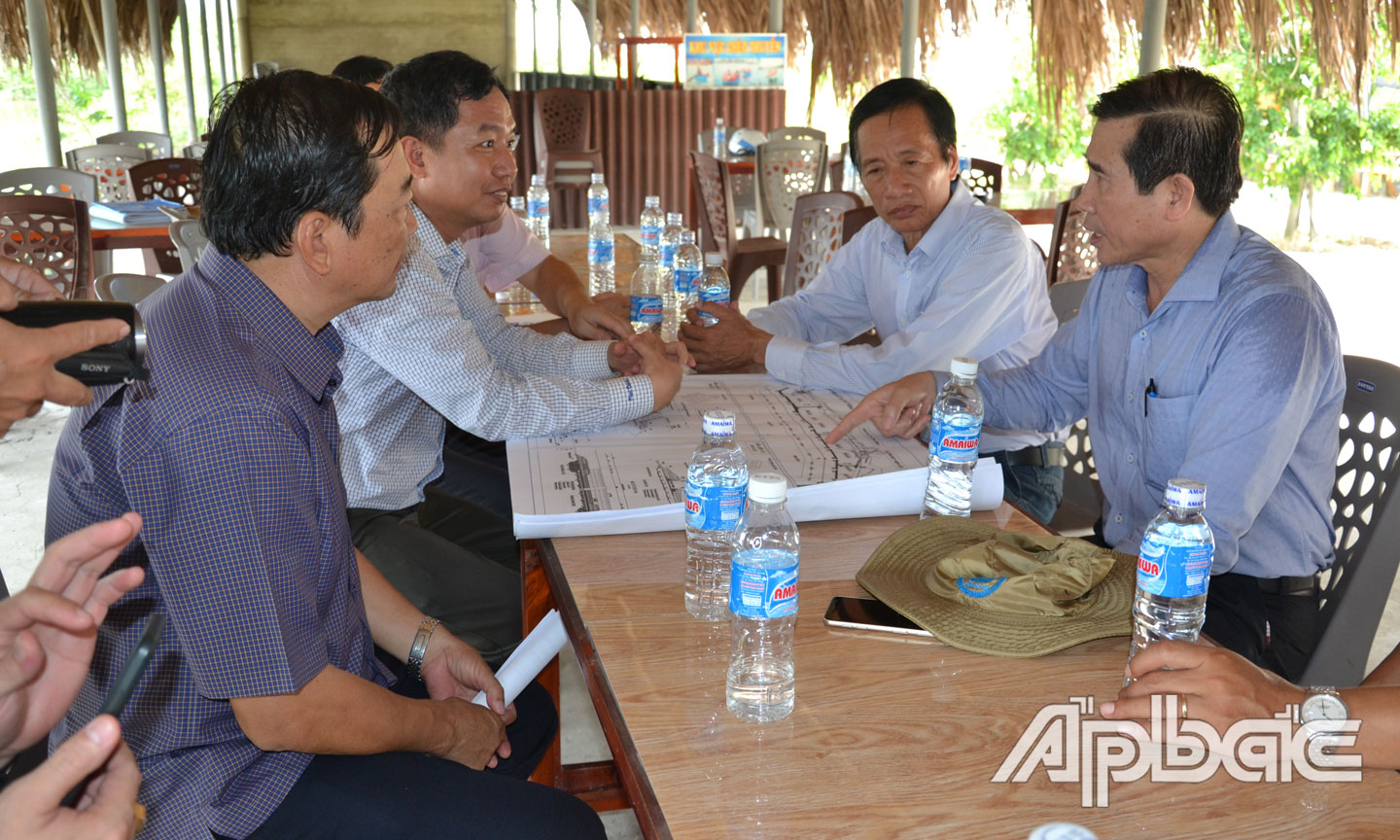 Chủ tịch UBND tỉnh Lê Văn Hưởng khảo sát việc thi công công trình xử lý sạt lở bờ biển khu vực Cồn Cống.