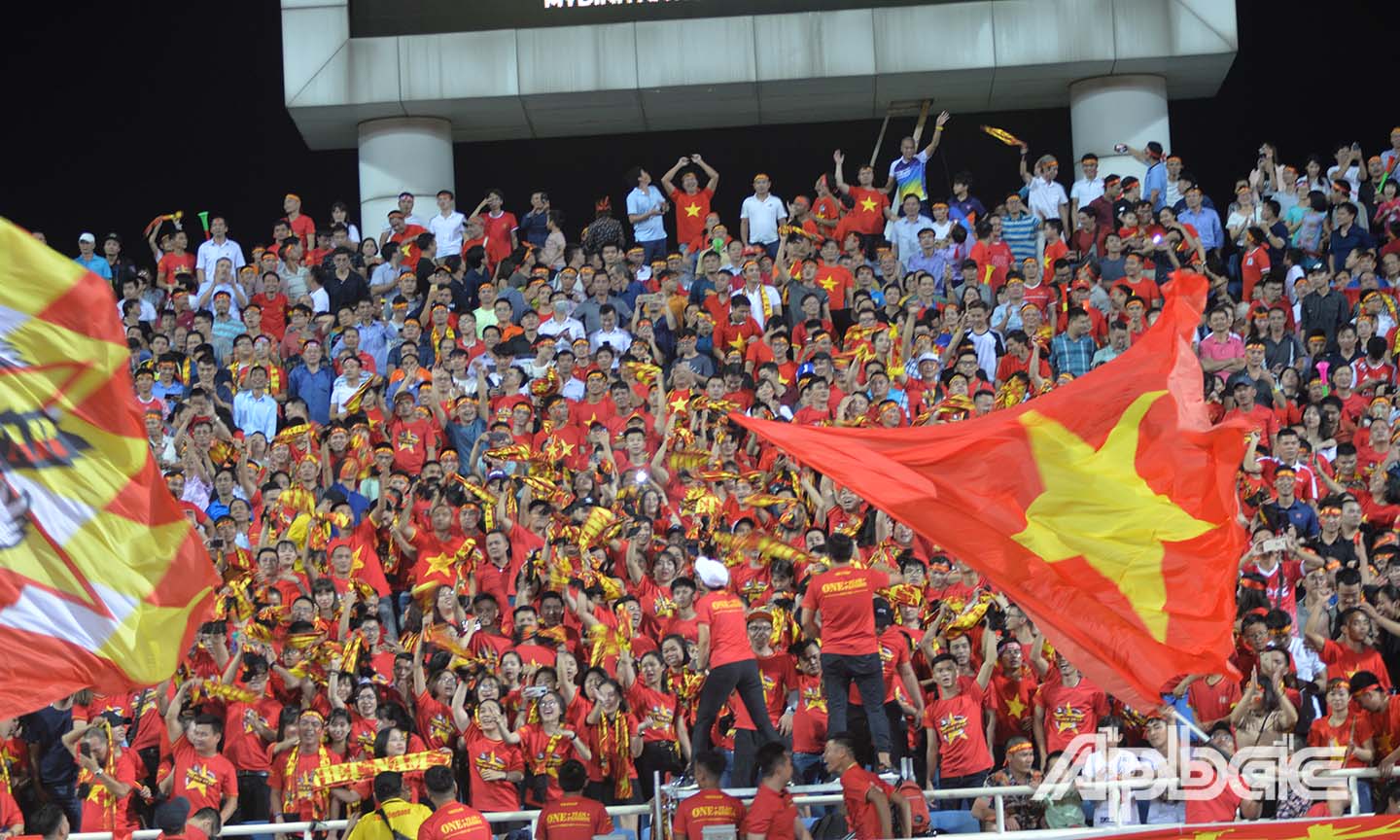 Các cầu thủ Việt Nam nhận được sự cổ vũ cuồng nhiệt của người hâm mộ trên sân Mỹ Đình.