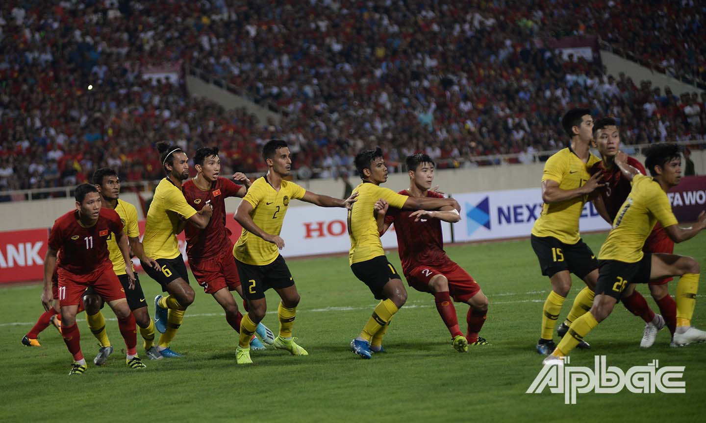 Các cầu thủ Việt Nam (áo đỏ) cố gắng thoát khỏi sự đeo bám của các cầu thủ Malaysia trong một tình huống phạt góc.