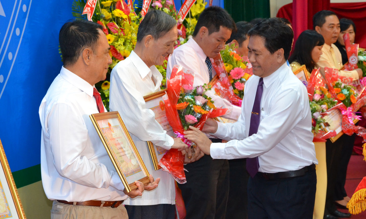 Phó Chủ tịch UBND tỉnh Trần Văn Dũng trao biểu trưng doanh nhân Tiền Giang tiêu biểu năm 2019.