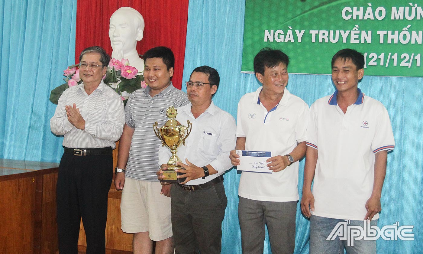 Lãnh đạo Công ty Điện lực Tiền Giang trao Cúp vô địch cho đội bóng đá Điện lực Mỹ Tho.