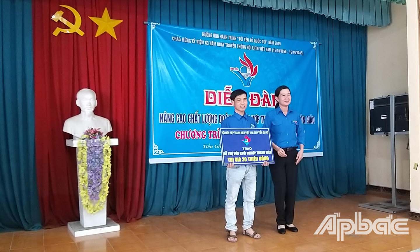 Dịp này, Hội LHTN Việt Nam tỉnh Tiền Giang tặng 20 triêu đồng vốn khởi nghiệp cho thanh niên tôn giáo có mô hình khởi nghiệp phát triển kinh tế.