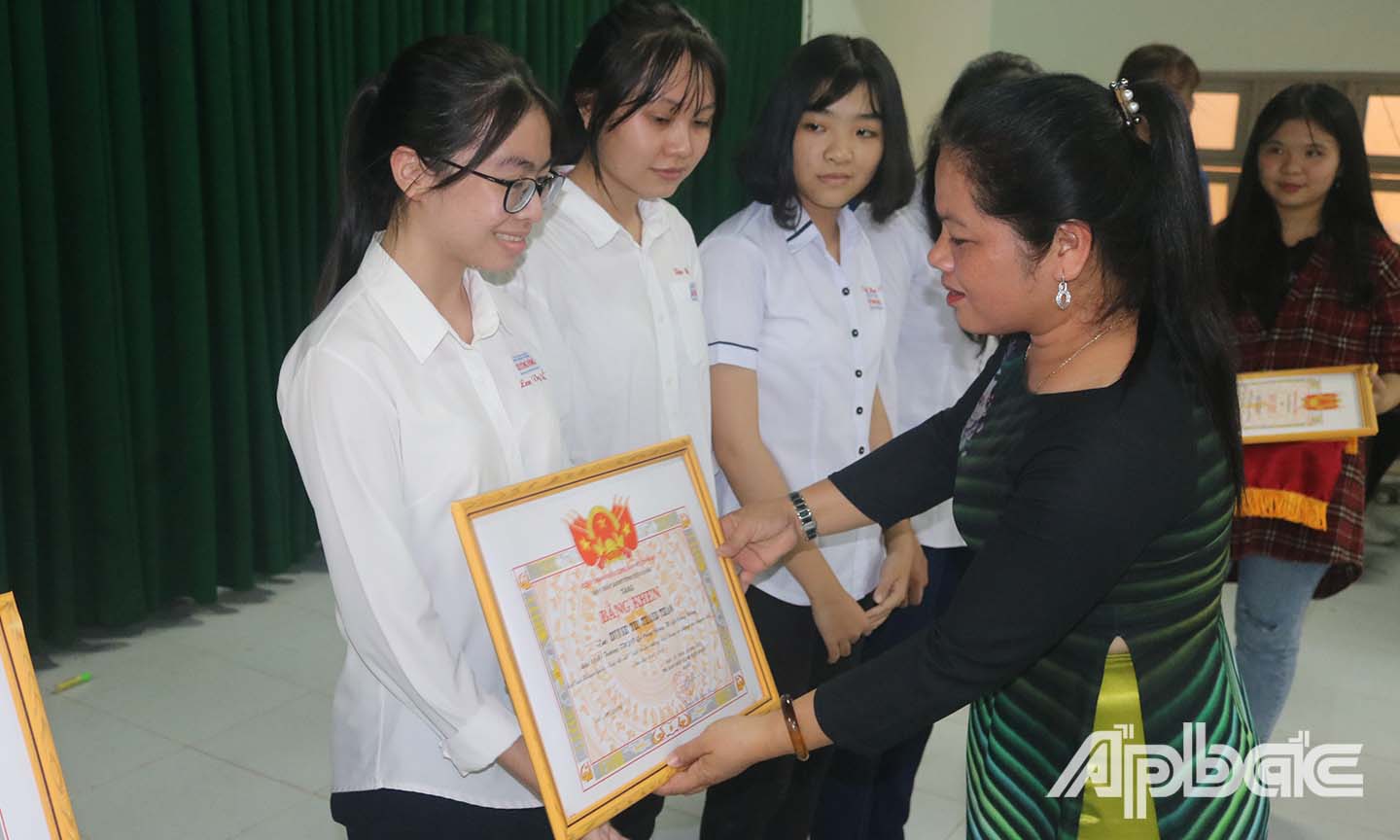 Đồng chí Huỳnh Thị Phượng trao Bằng khen của Tỉnh đoàn cho các cá nhân có thành tích xuất sắc tại hội thi viết 