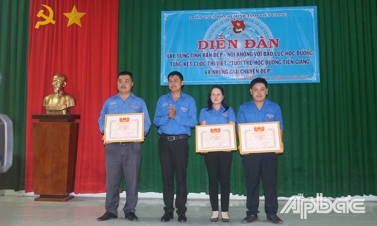 Anh Nguyễn Quang Minh, Phó Bí thư Tỉnh đoàn, Chủ tịch Hội đồng Đội tỉnh trao bằng khen của tỉnh đoàn cho các tập thể đạt thành tích xuất sắc tại 