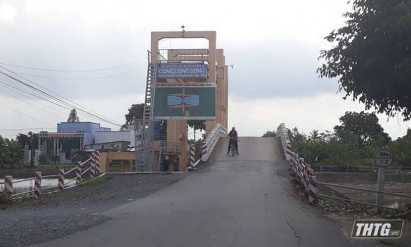 Long Uong saline intrusion prevention gate, Phuoc Trung commune, Go Cong Dong district