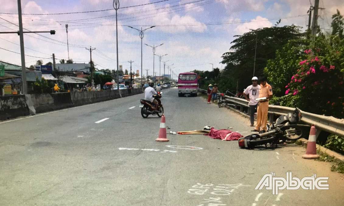 Xe khách va chạm với xe máy, làm 1 người tử vong (xảy ra ngày 12-9-2019, xã Long An, huyện Châu Thành). Ảnh: Ý PHƯƠNG