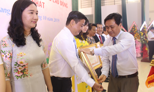 Phó Chủ tịch UBND tỉnh Trần Văn Dũng trao Bằng Khen của Thủ tướng Chính Phủ cho các cá nhân.