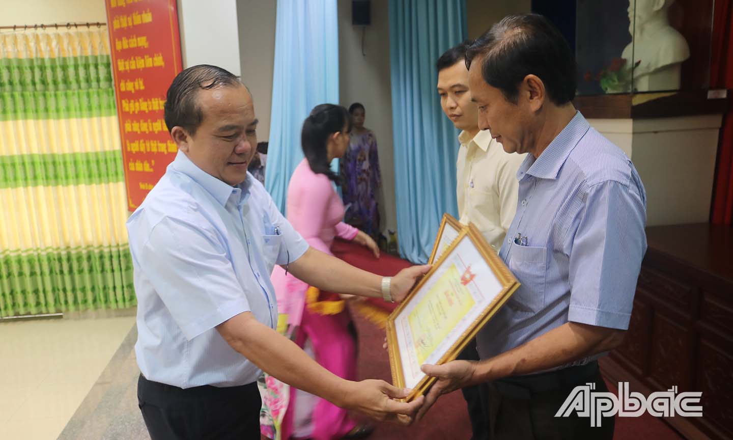 Chủ tịch Ủy ban MTTQ Việt Nam tỉnh Tiền Giang trao bằng khen của Trung ương Ủy ban MTTQ Việt Nam cho các doanh nghiệp có thành tích trong đóng góp Quỹ 