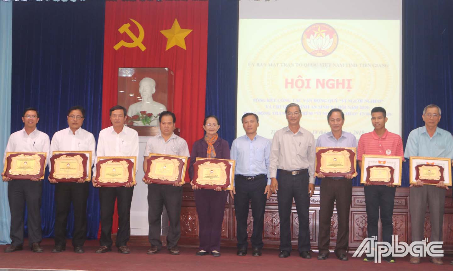 Lãnh đạo Ủy ban MTTQ Việt Nam tỉnh Tiền Giang trao bằng khen của UBND tỉnh cho các tập thể cá nhân 
