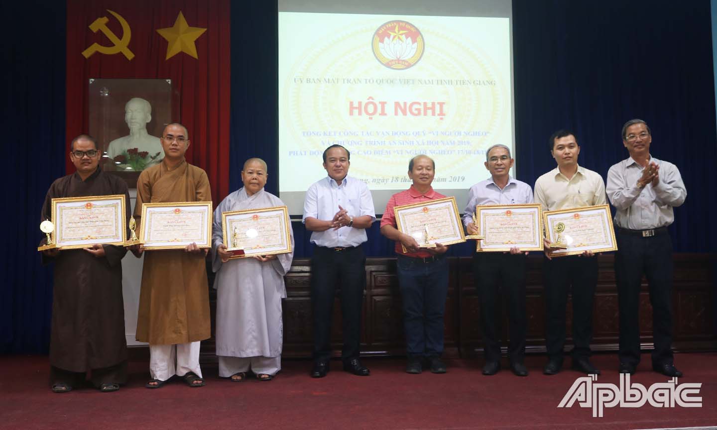 Lãnh đạo Ủy ban MTTQ Việt Nam tỉnh Tiền Giang trao bằng khen của UBND tỉnh cho các tập thể cá nhân 