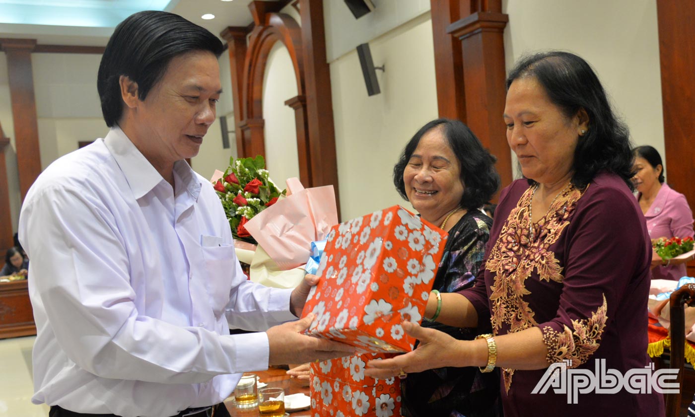 Bí thư tỉnh ủy Nguyễn V8an Danh tặng hoa, quà cho các đại biểu phụ nữ