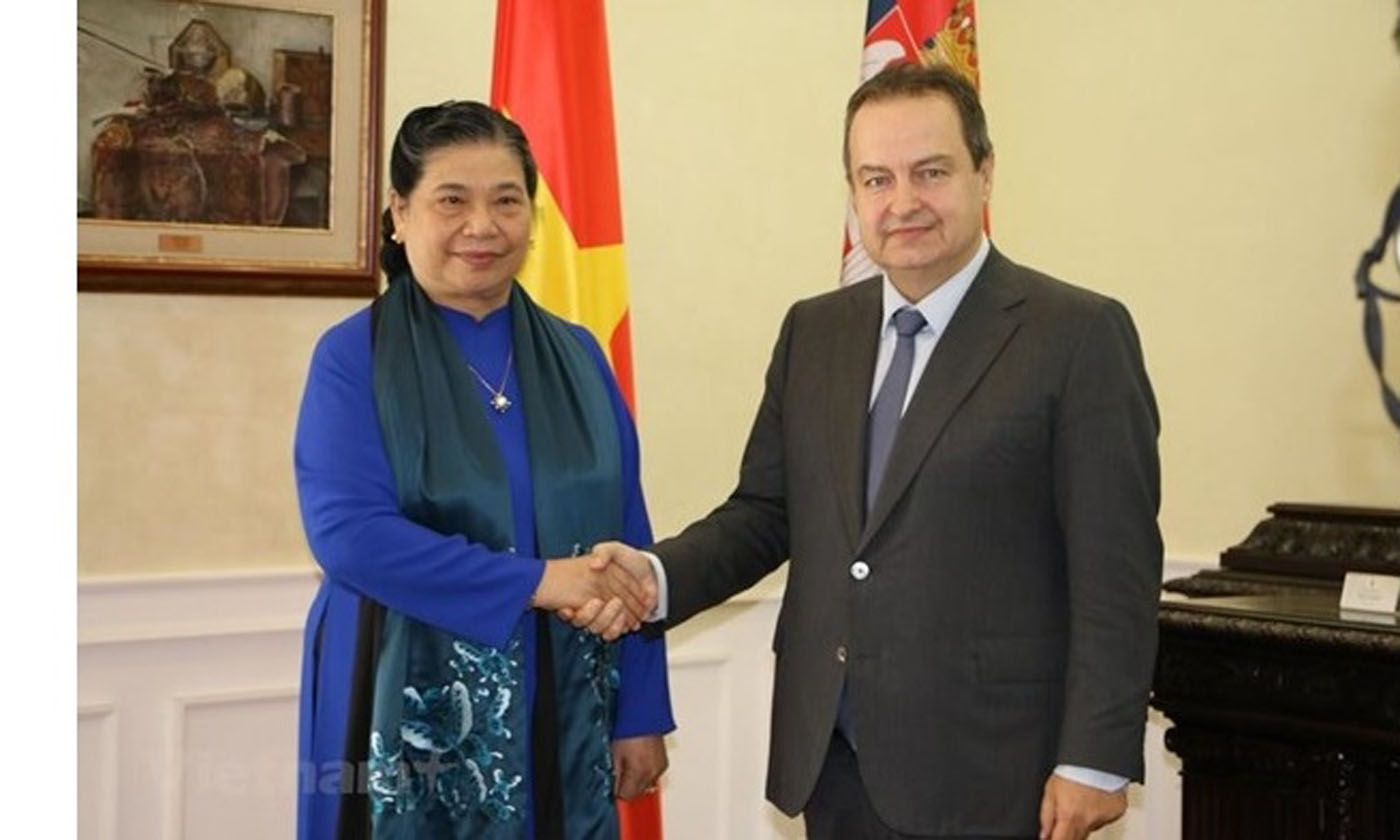 NA Vice Chairwoman Tong Thi Phong (L) meets with First Deputy Prime Minister and Foreign Minister of Serbia Ivica Dacic in Belgrade on October 17. (Photo: VNA)